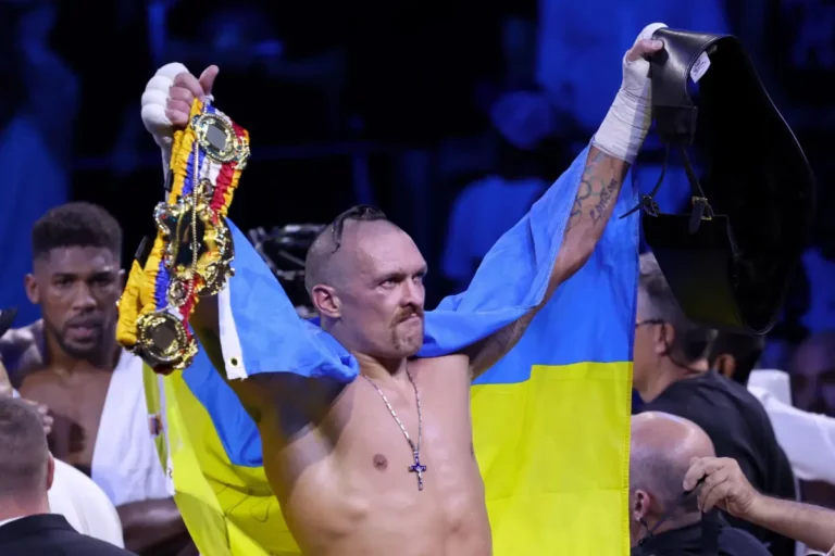 Tinju Dunia , Oleksandr Usyk Petinju Terbaik 2023 Versi World Boxing News